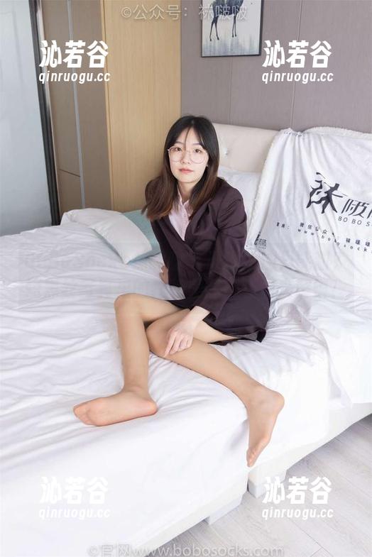 BoBoSocks袜啵啵-奶油 BoBoSocks袜啵啵 - 谁说奶油只能甜?短黑丝写真里的独特美图,等你来解锁!