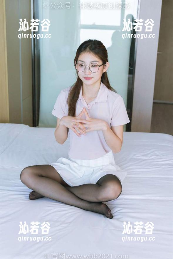 BoBoSocks袜啵啵-菠萝 BoBoSocks袜啵啵 - 短白棉袜的时尚启示:看菠萝如何在最新作品集中翻转潮流!