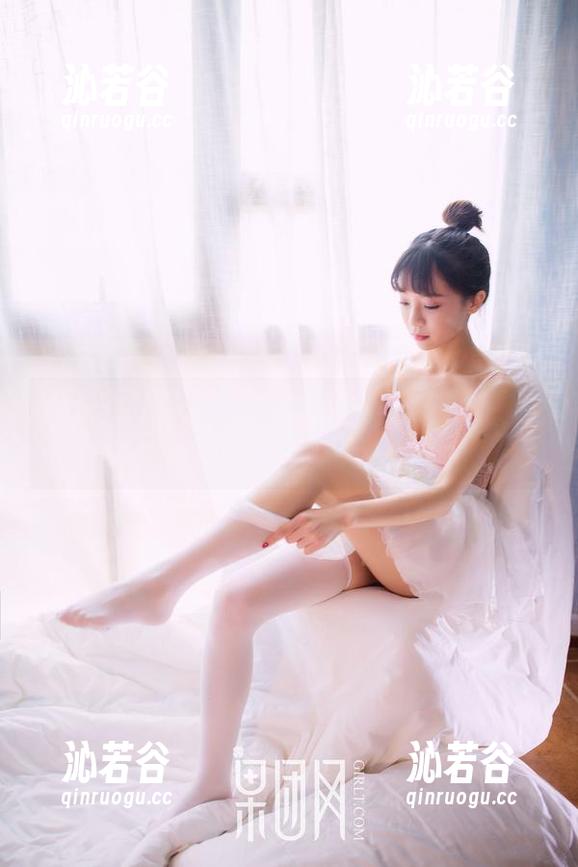 GIRLT果团网-Miss琪 GIRLT果团网 - 恍惚间,Miss琪的毛衣是心灵壁纸的绝妙选择