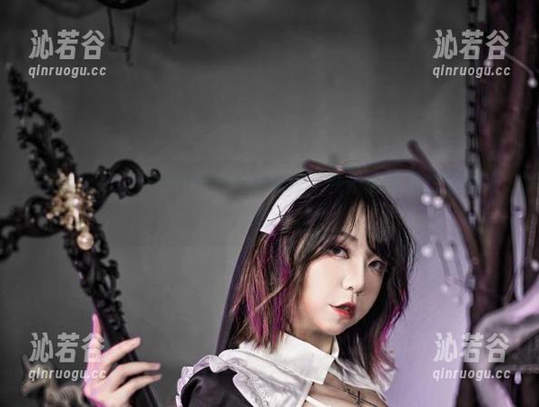 高清萌态：Leah梓未化身御姐，秋日阳光下的迷离姿态。
