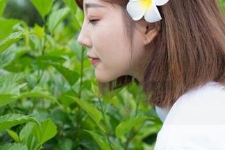 MiStar魅妍社 – 刘钰儿眼镜写真：原图里的优雅，简直要让人怀疑她是不是从校园里走出来的学霸！