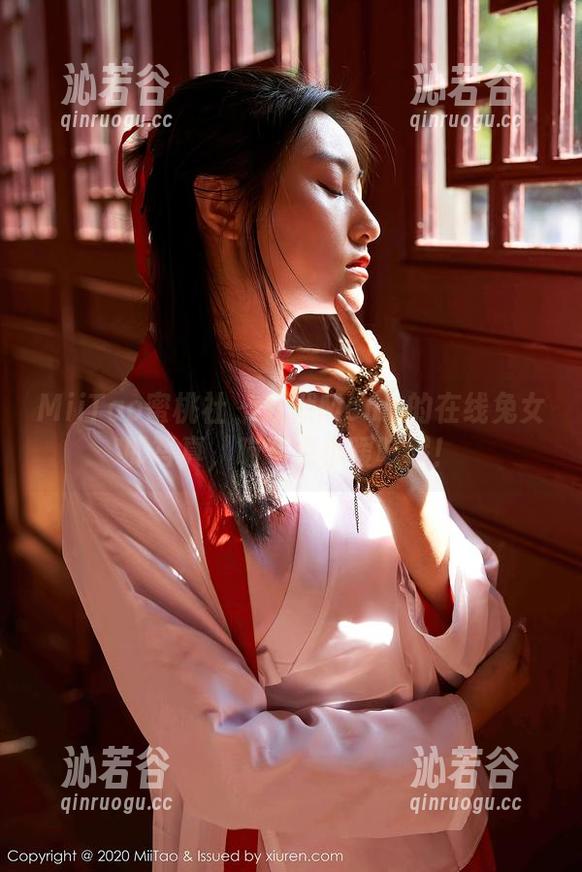 MiiTao蜜桃社-默默Momo MiiTao蜜桃社 - 默默Momo的在线兔女郎写真,喵有点小暧昧哦!