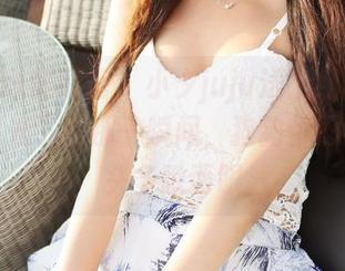 MyGirl美媛馆 – 小夕juju送上红裙写真：在阳光下的那一瞬间，狗狗都忍不住回头多瞅两眼