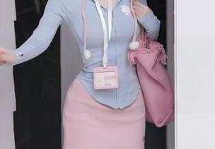 Xiuren秀人网 – Lovely璐璐的私房魅影：吊带中的光影游戏