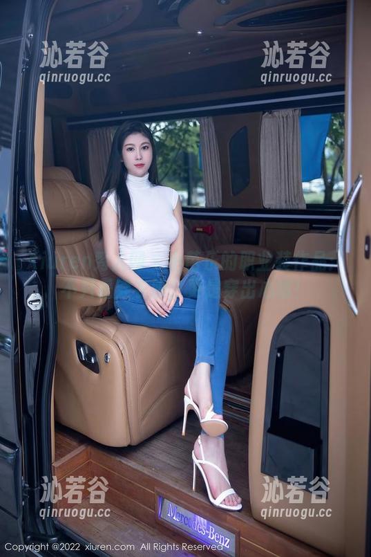 Xiuren秀人网 - 小芭乐的职业装作品：不只是穿衣服，更是穿出心情！