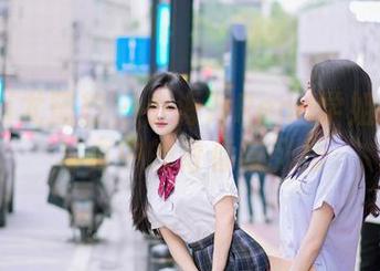 YouMi尤蜜荟 – 小海臀Rena学姐：高清写真中的青春与张扬