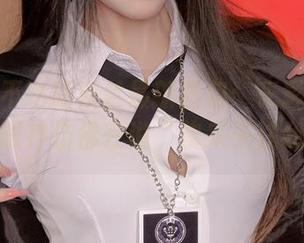 九言从不咕咕夜兰最新图包：光影交错中，她的眼神仿佛在说“快来关注我吧！”