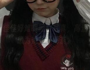 在线看佳佳好难啊黑白写真，高清得让你想为她买杯奶茶。