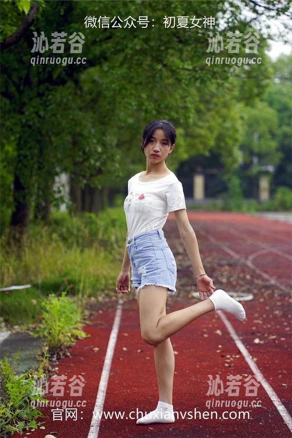 初夏女神 - 原图直击：柒柒与两只小蜜蜂的奇妙夏日，不一样的阳光下