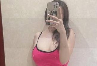 微密圈 – 在蓝色制服的包围中：奶宝妹纸的私拍系列冒险