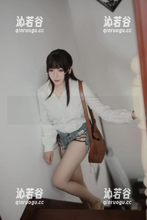 小容仔咕咕咕w 小容仔咕咕咕w逆JK最新cos,光影交错的瞬间让我想起了什么……