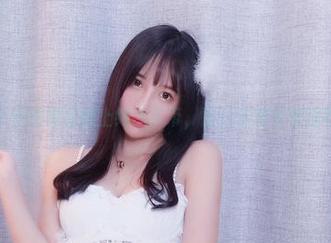 当小小奶瓶儿遇上纯欲吊带，图片资源大开眼界！