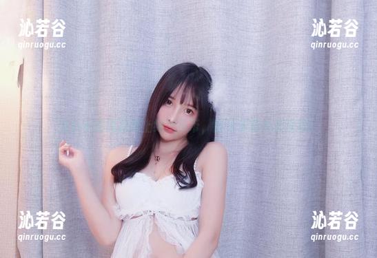 当小小奶瓶儿遇上纯欲吊带，图片资源大开眼界！