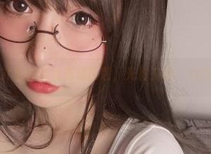 小泉学姐吖的体操服高清图包，光影交错，心动一下下！
