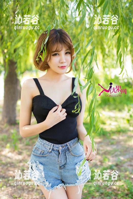 尤果网 - 最新写真集来啦！尤菲儿的海边冒险，海浪也想加入她的自拍！