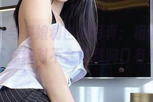 条纹衬衣与抖娘利世的写真：相信我，这种情况下你绝对不会在意胸口有多少扣子。