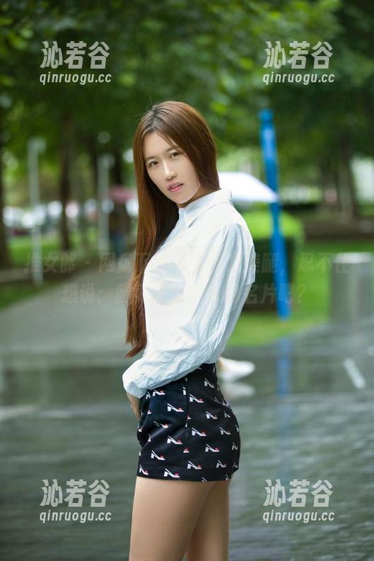 推女郎 - 网盘下载冯雨芝的美腿，忍不住想说：腿就是一个人的名片吧？