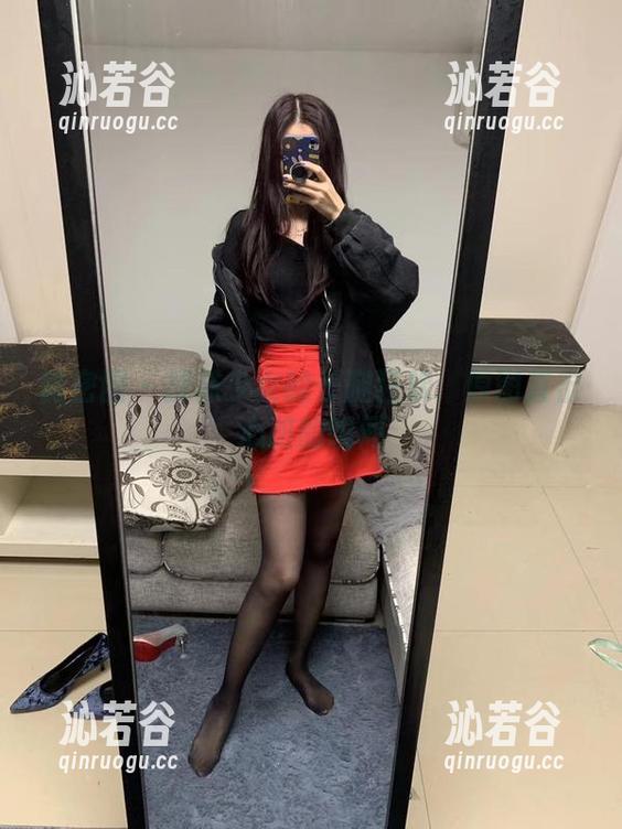 微密圈 - 提袜少女的长腿狂欢：原图直击心脏的瞬间