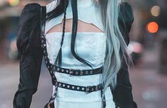 果咩酱的最新制服写真，温暖的光线穿透心灵，甜蜜又微妙。