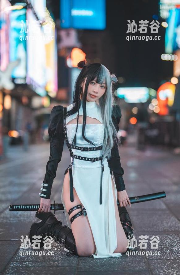 果咩酱的最新制服写真，温暖的光线穿透心灵，甜蜜又微妙。