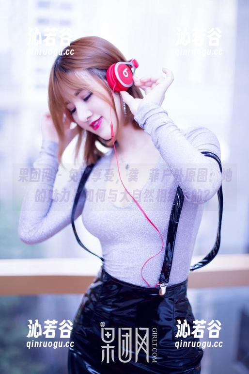 果团网 - 免费享受，龚玥菲户外原图：她的魅力是如何与大自然相结合的？