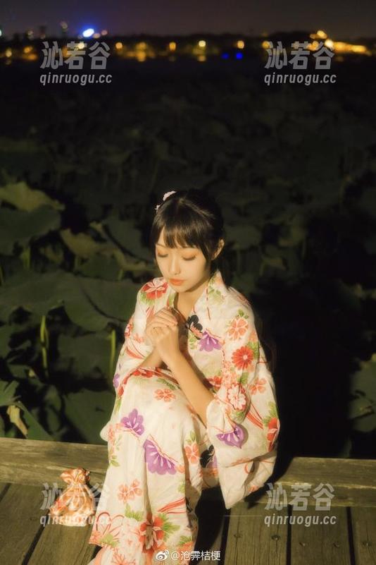 沧霁桔梗与水手服的轻柔碰撞：精选写真，美图让人心动