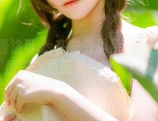 快来看看洛可ss在光效黑吊带里的迷人姿态！原图、更新来一波，别眨眼！