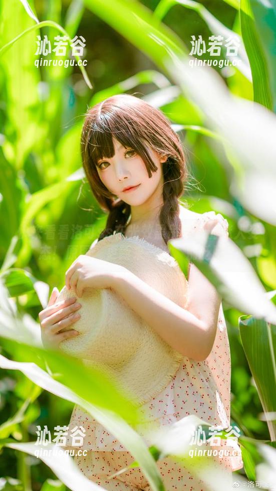 快来看看洛可ss在光效黑吊带里的迷人姿态！原图、更新来一波，别眨眼！