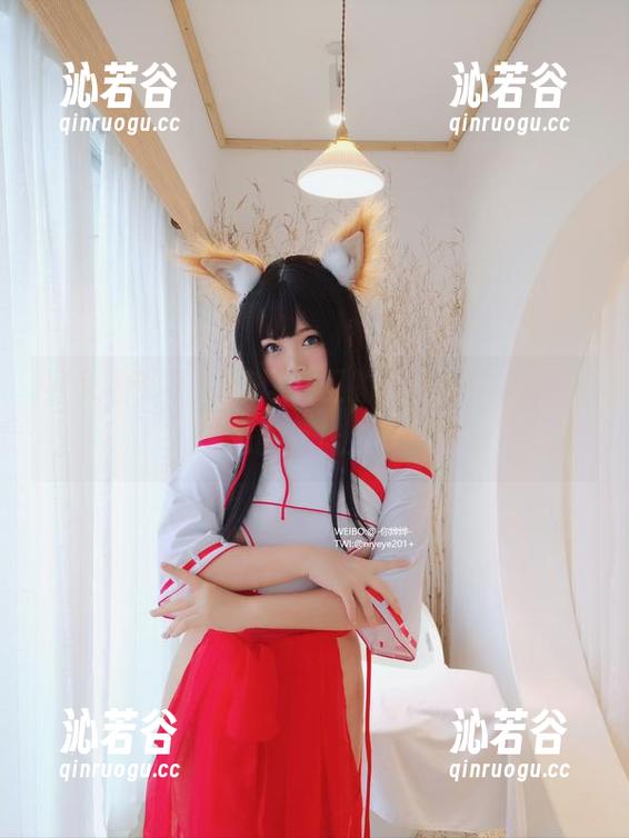 我又看到了白烨烨女王的cos新作，天呐，这光影真让人迷醉啊