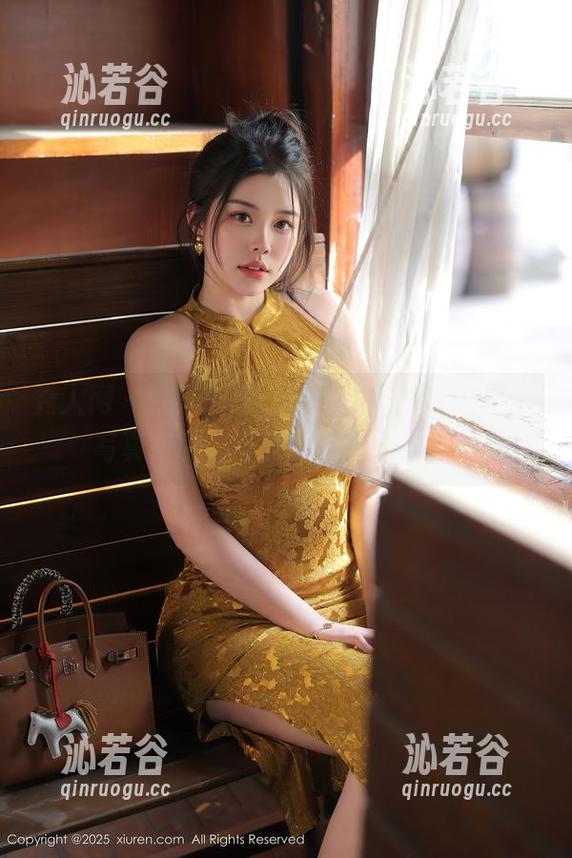 秀人网-伊小七MoMo 秀人网 - 快戳网盘,伊小七MoMo的肉丝写真来啦,春光乍泄般的美好!