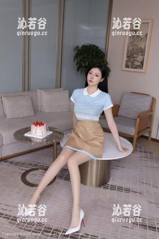 秀人网 - 走进唐翩翩的网袜世界：精选图库中的隐秘故事