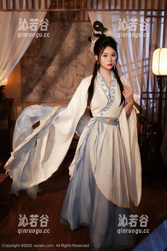 秀人网-拍黄瓜girl 秀人网 - 泳池里的拍黄瓜girl:水波撩动,作品带你感受夏日的清凉!