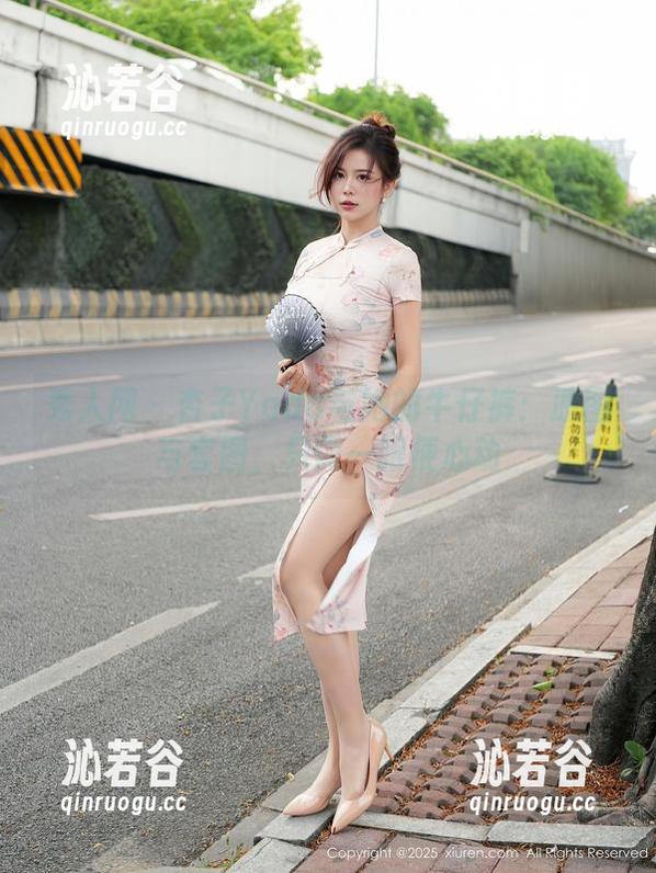 秀人网-杏子Yada 秀人网 - 杏子Yada与她的牛仔裤:原图与套图,只需一眼便心动