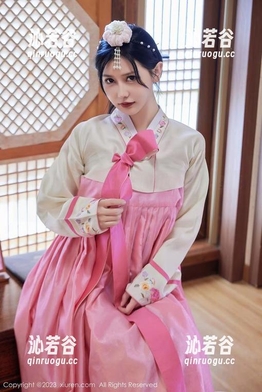 秀人网 - 浴缸里的果儿Victoria，壁纸上的是心情，原图却是故事！