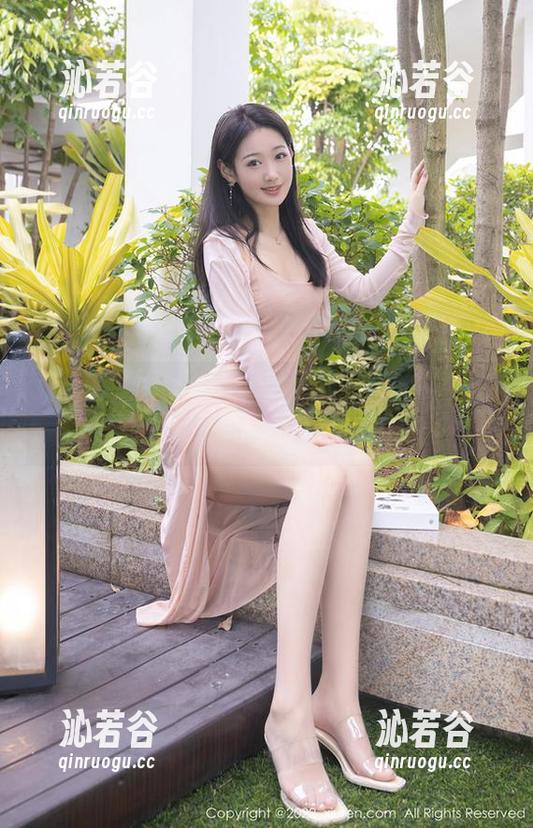 秀人网 - 白芷yy在海边的作品集：分享那些你心里想问但又不敢问的画面