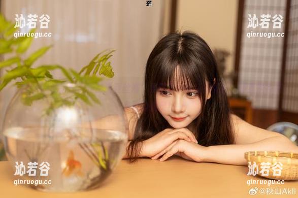 秋山AkI的原图，作品“亚丝娜”果然又一次让我佩服，简直是会挑光影的精灵！