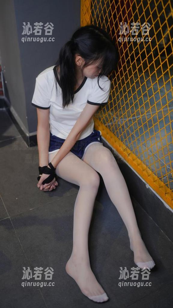 紧急企划 - 你绝对想不到的小婕！最新小恶魔图片，快来猜猜她在想什么！