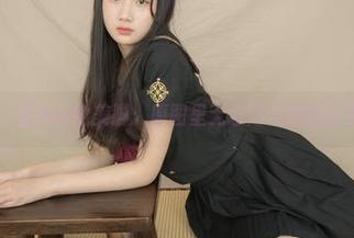 紧急企划 – 见希w的美脚：原图里无意间透露的时尚小秘密！