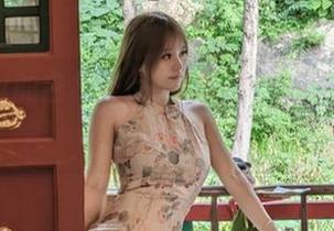 芊芊酱w的白裙作品大曝光，想知道裙下藏了什么吗？