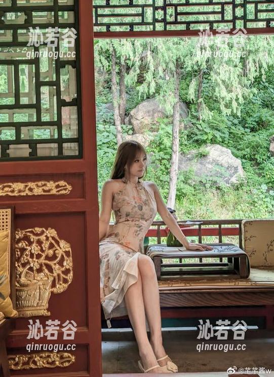 芊芊酱w的白裙作品大曝光，想知道裙下藏了什么吗？