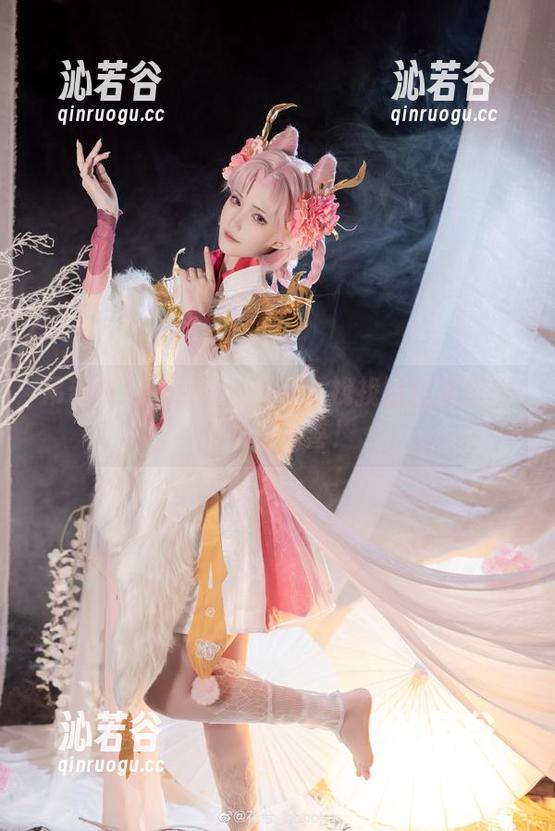 花兮_honoka 吊带与花兮_honoka:找找图库里的不经意小惊喜!