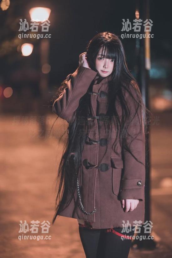 探秘落落Raku的连衣裙写真：身影在光影之间游走，宛若梦中的精灵！