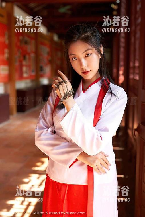 蜜桃社 - 小草莓Berry私拍双人行：资源太撩，忍不住多看几眼
