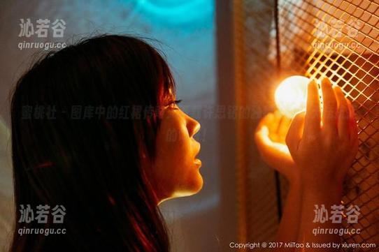 蜜桃社 - 图库中的红裙传奇：下载许思铭的独特时刻，无法抗拒的好奇！