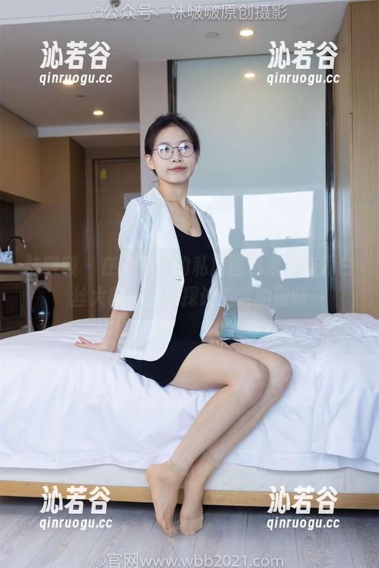 袜啵啵 - 在小甜豆的私房图包里，与厚白丝大腿袜一起探讨生活的滋味