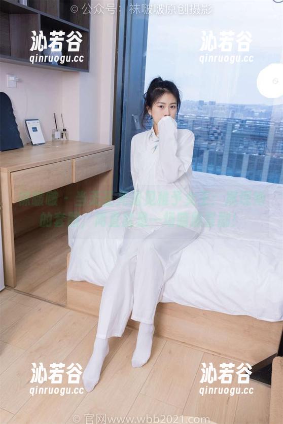 袜啵啵 - 当无圣光遇见稚予女王：展现她的套图，简直就是一场暗黑喜剧！