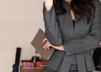 语画界 – 乔漫妮mina白色的旋律：让美图在手机里跳舞！