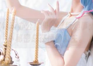 贝儿酱Miki办公室里的壁纸趣事：写真的小秘密总在悄悄发生。