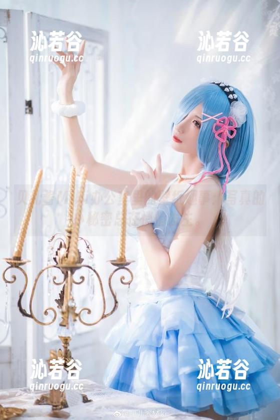 贝儿酱Miki 贝儿酱Miki办公室里的壁纸趣事:写真的小秘密总在悄悄发生。