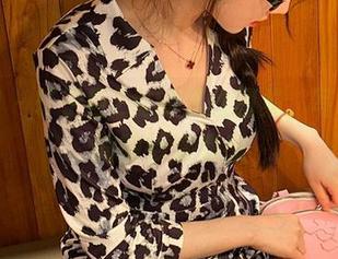 微密圈 – 轩子巨2兔的黑丝图集，写真背后的微妙诱惑感